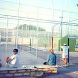 Ranieri ci fa vedere alcune foto di quegli anni che mostrano i due campi all�aperto posti uno accanto all�altro, racchiusi dalla tipica struttura di vetro e con la scritta �Federazione italiana gioco paddle� su un�insegna. La targa testimonia come prima questo sport si chiamasse �paddle� (in inglese �pagaia�): termine usato per indicare le racchette di legno che venivano utilizzate in principio per giocare